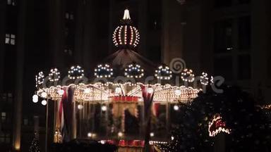 明亮的旋转木马，灯光和马滚滚孩子们。 圣诞节背景。